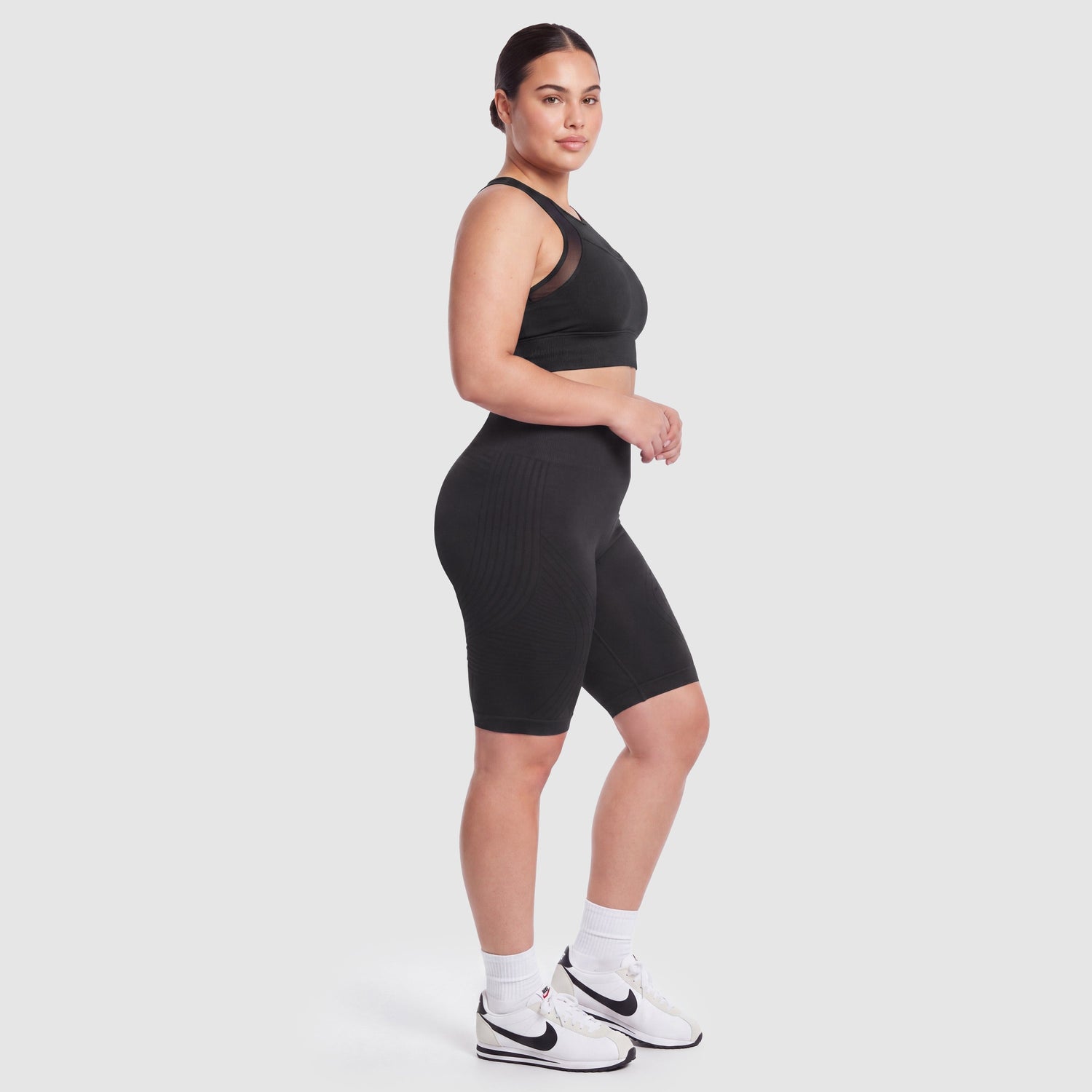 Mujer llevando el legging con tecnología 3D